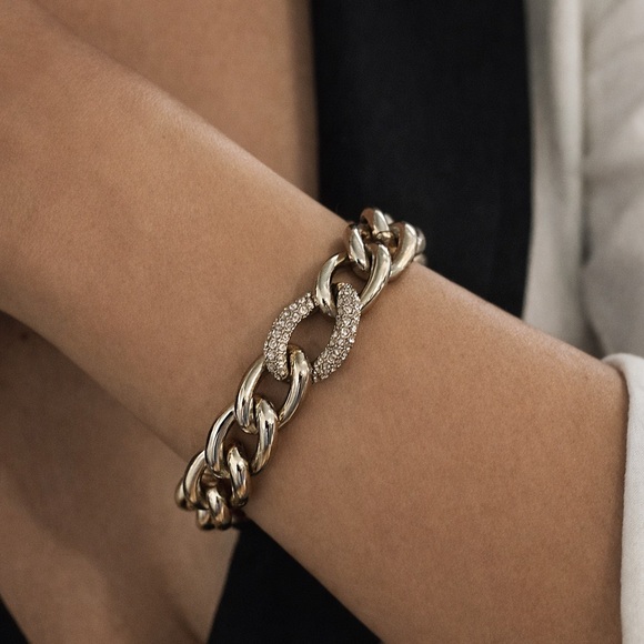 Victoria's Secret Jewelry - Victoria’s Secret Chunky Chain Bracelet – Crystal Link Accent ✨
